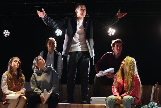 Выставка "Россия". Финал и награждение участников конкурса на лучшую постановку пьесы "Трудный экзамен" в рамках Всероссийского просветительского проекта Знание. Театр