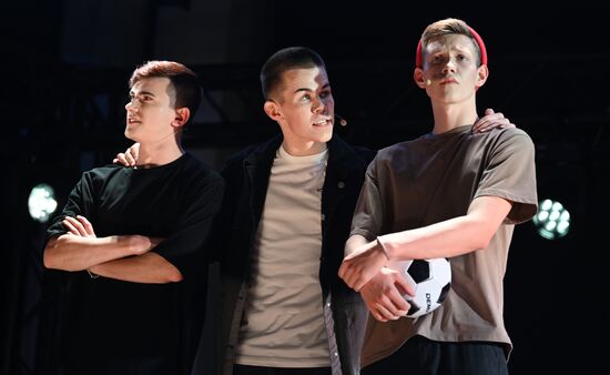 Выставка "Россия". Финал и награждение участников конкурса на лучшую постановку пьесы "Трудный экзамен" в рамках Всероссийского просветительского проекта Знание. Театр