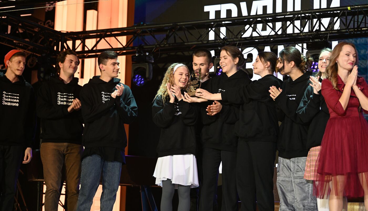 Выставка "Россия". Финал и награждение участников конкурса на лучшую постановку пьесы "Трудный экзамен" в рамках Всероссийского просветительского проекта Знание. Театр