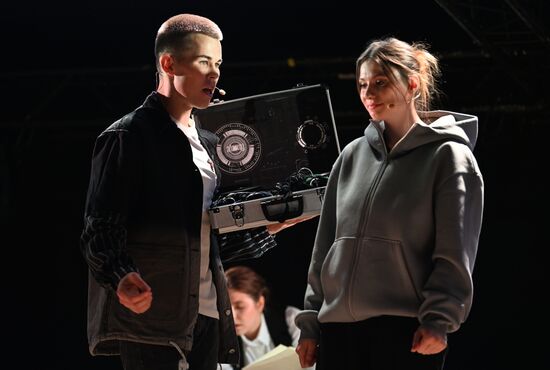 Выставка "Россия". Финал и награждение участников конкурса на лучшую постановку пьесы "Трудный экзамен" в рамках Всероссийского просветительского проекта Знание. Театр