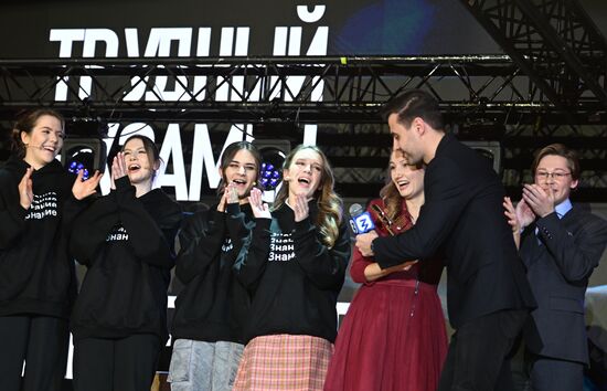 Выставка "Россия". Финал и награждение участников конкурса на лучшую постановку пьесы "Трудный экзамен" в рамках Всероссийского просветительского проекта Знание. Театр