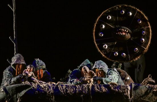 Выставка "Россия". Спектакль "Миргачан или тайна Тунгусского метеорита"