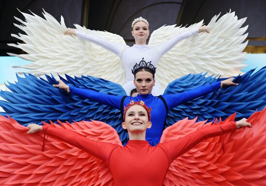 Международная выставка-форум "Россия"
Концерт "Сахалин - маяк России на Тихом океане"
Главная уличная сцена Место: Россия, Москва. Автор: Евгений Биятов/РИА Новости. Выставка "Россия". Концерт "Сахалин - маяк России на Тихом океане"