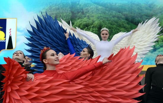 Международная выставка-форум "Россия"
Концерт "Сахалин - маяк России на Тихом океане"
Главная уличная сцена Место: Россия, Москва. Автор: Евгений Биятов/РИА Новости. Выставка "Россия". Концерт "Сахалин - маяк России на Тихом океане"