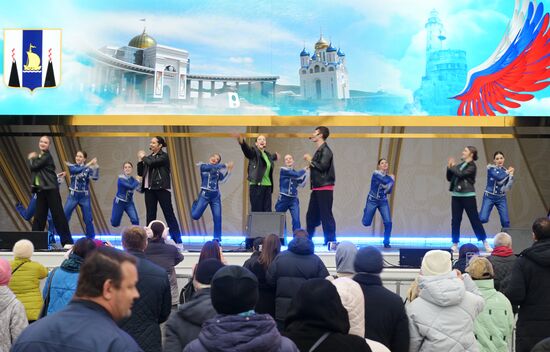 Международная выставка-форум "Россия"
Концерт "Сахалин - маяк России на Тихом океане"
Главная уличная сцена Место: Россия, Москва. Автор: Евгений Биятов/РИА Новости. Выставка "Россия". Концерт "Сахалин - маяк России на Тихом океане"