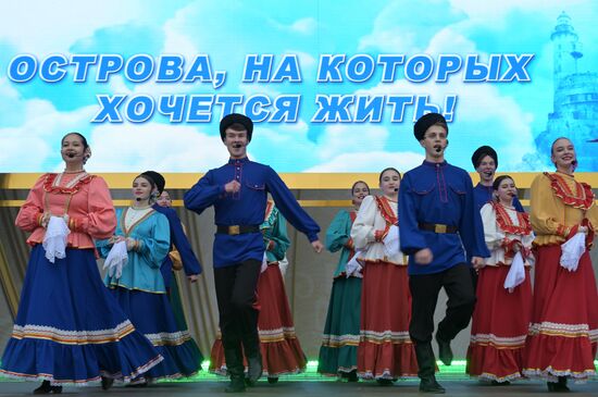 Международная выставка-форум "Россия"
Концерт "Сахалин - маяк России на Тихом океане"
Главная уличная сцена Место: Россия, Москва. Автор: Евгений Биятов/РИА Новости. Выставка "Россия". Концерт "Сахалин - маяк России на Тихом океане"