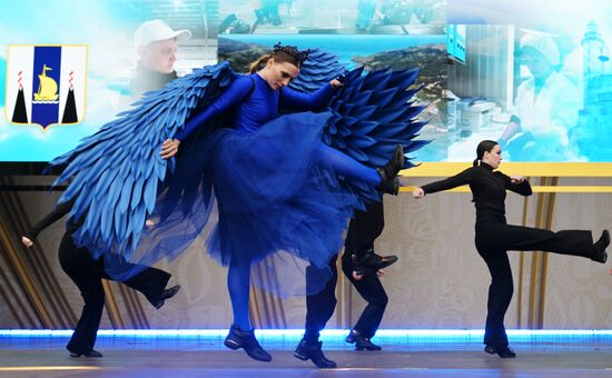 Международная выставка-форум "Россия"
Концерт "Сахалин - маяк России на Тихом океане"
Главная уличная сцена Место: Россия, Москва. Автор: Евгений Биятов/РИА Новости. Выставка "Россия". Концерт "Сахалин - маяк России на Тихом океане"