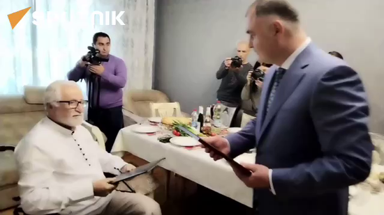 Президент Алан Гаглоев навестил югоосетинского поэта и писателя Мелитона Казиева