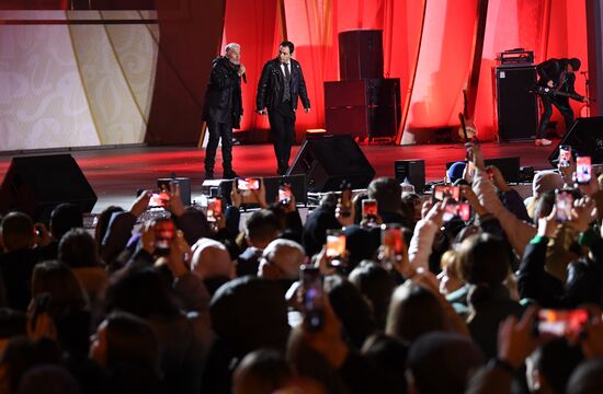 Международная выставка-форум "Россия"
Шоу-посвящение творчеству певца Олега Газманова
Второй слева: Родион Газманов Место: Россия, Москва. Автор: Екатерина Чеснокова/РИА Новости. Выставка "Россия". Шоу-посвящение творчеству Олега Газманова