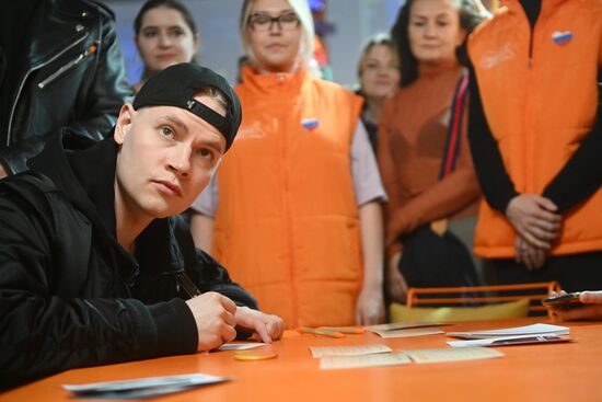 Выставка "Россия". Встреча певца SHAMAN с поклонниками