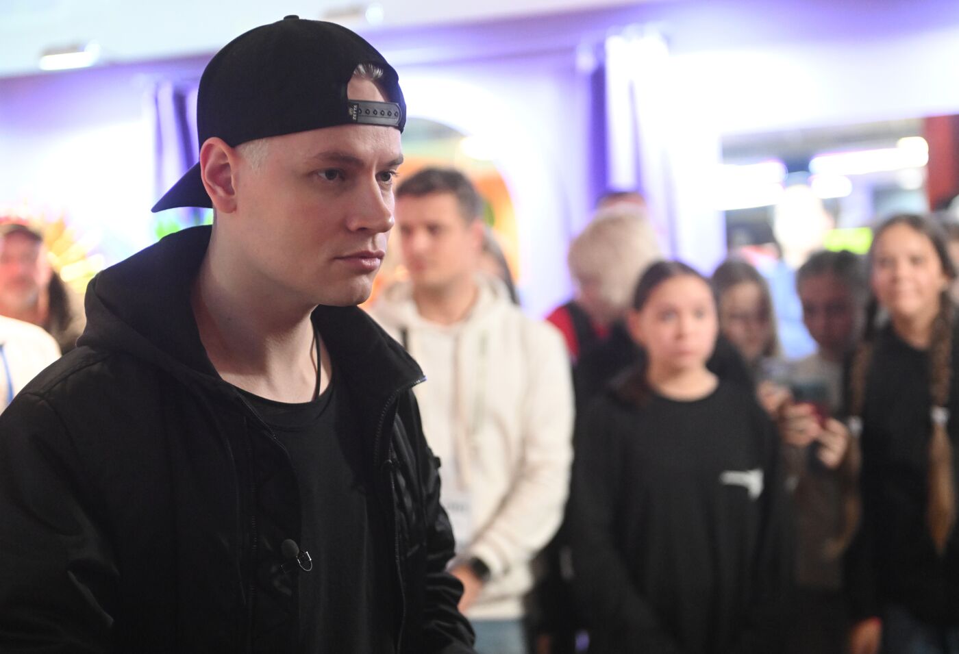 Выставка "Россия". Встреча певца SHAMAN с поклонниками