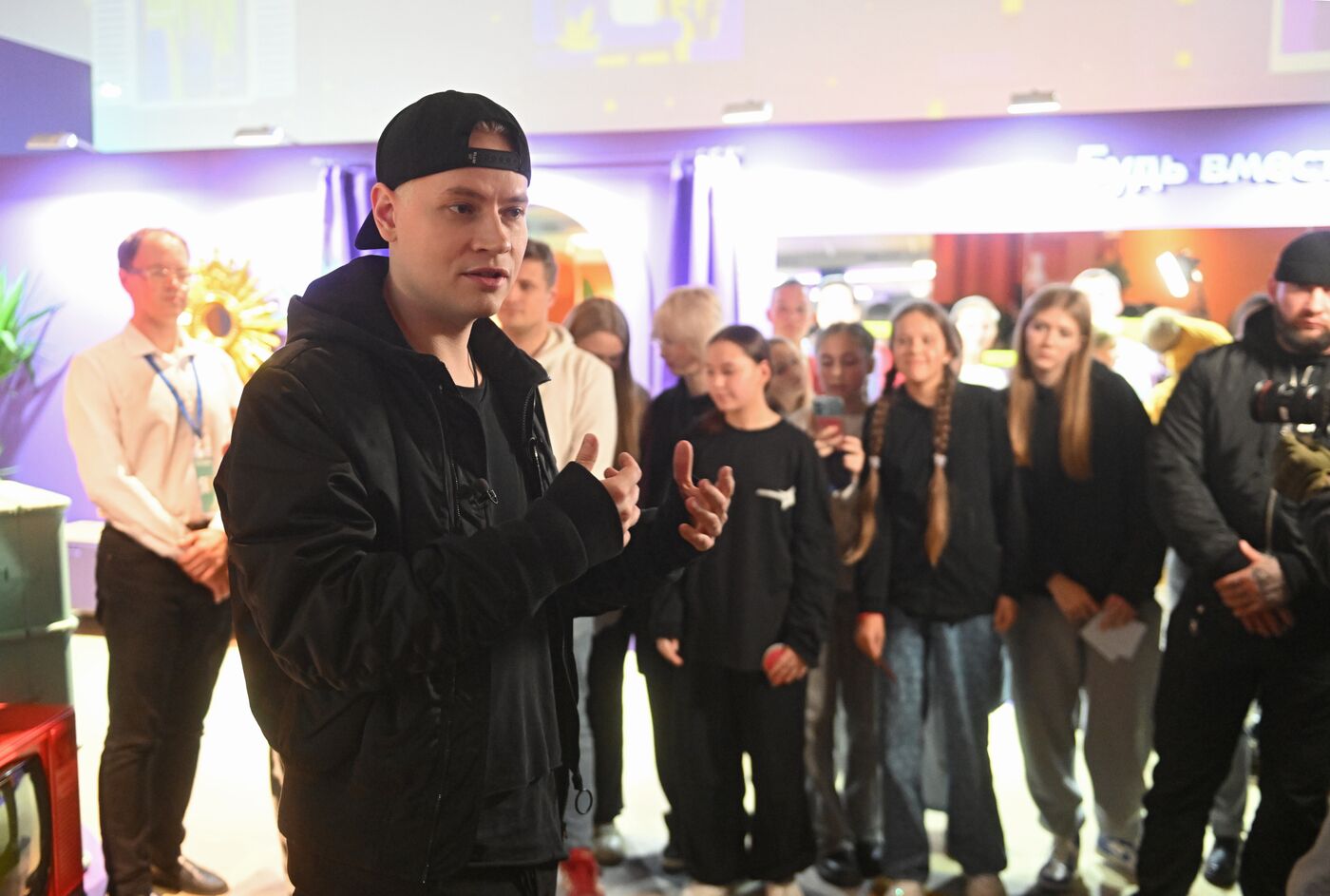 Выставка "Россия". Встреча певца SHAMAN с поклонниками