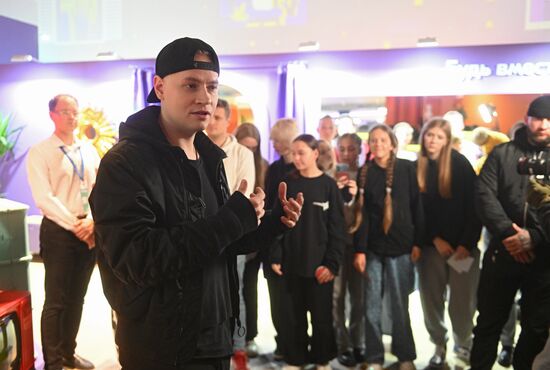 Выставка "Россия". Встреча певца SHAMAN с поклонниками