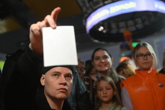 Выставка "Россия". Встреча певца SHAMAN с поклонниками