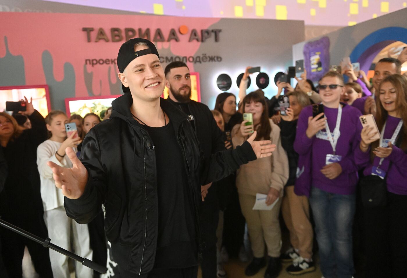 Выставка "Россия". Встреча певца SHAMAN с поклонниками