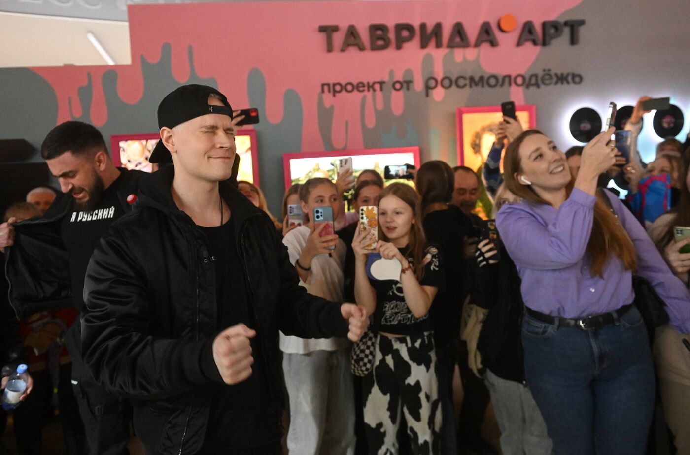 Выставка "Россия". Встреча певца SHAMAN с поклонниками