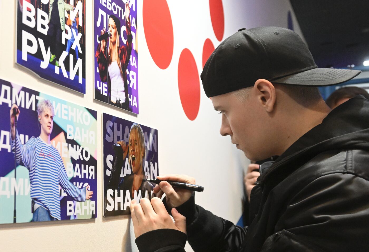 Выставка "Россия". Встреча певца SHAMAN с поклонниками