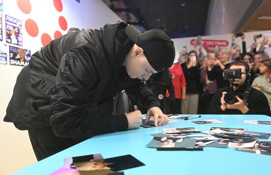 Выставка "Россия". Встреча певца SHAMAN с поклонниками