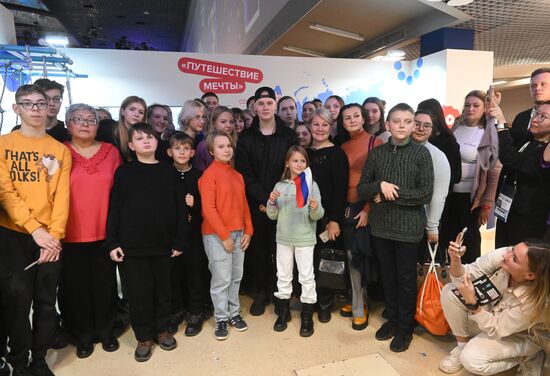 Выставка "Россия". Встреча певца SHAMAN с поклонниками