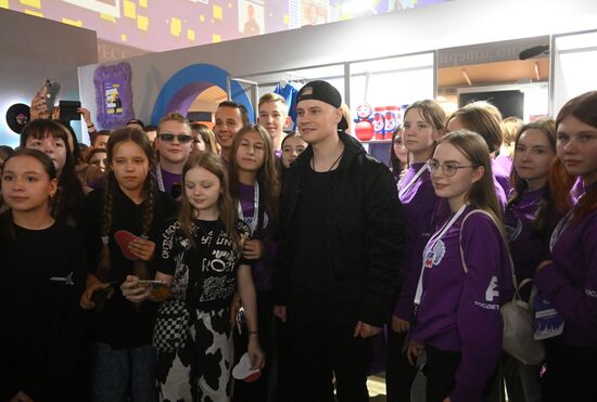 Выставка "Россия". Встреча певца SHAMAN с поклонниками