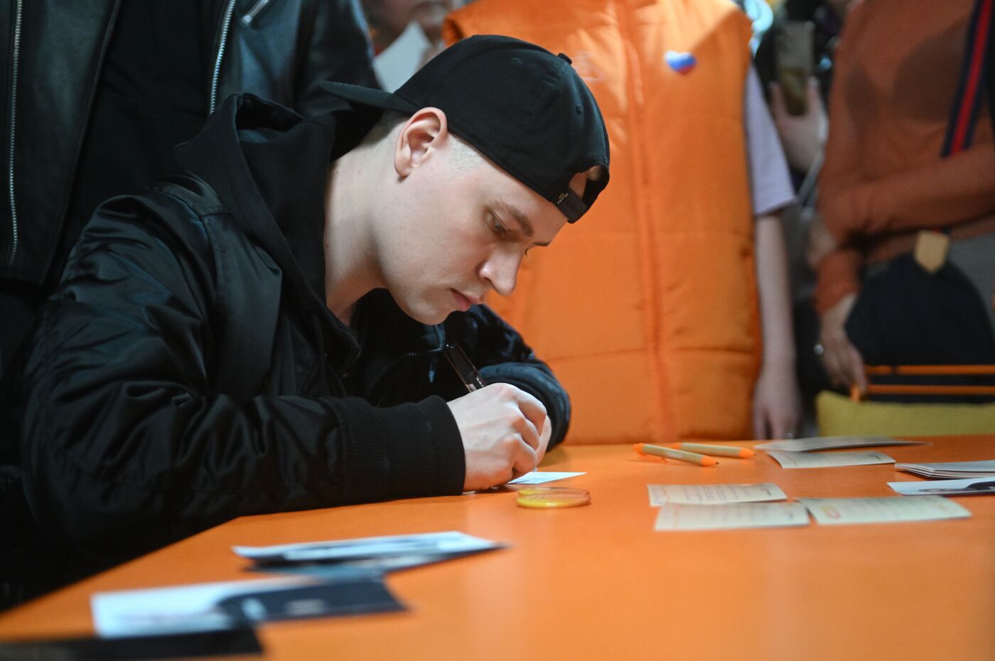 Выставка "Россия". Встреча певца SHAMAN с поклонниками