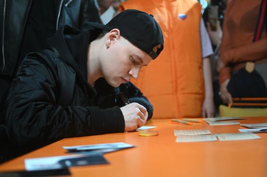 Выставка "Россия". Встреча певца SHAMAN с поклонниками