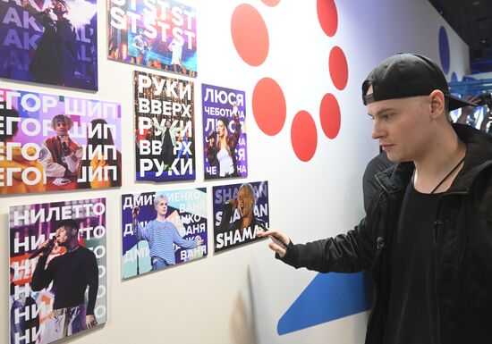 Выставка "Россия". Встреча певца SHAMAN с поклонниками