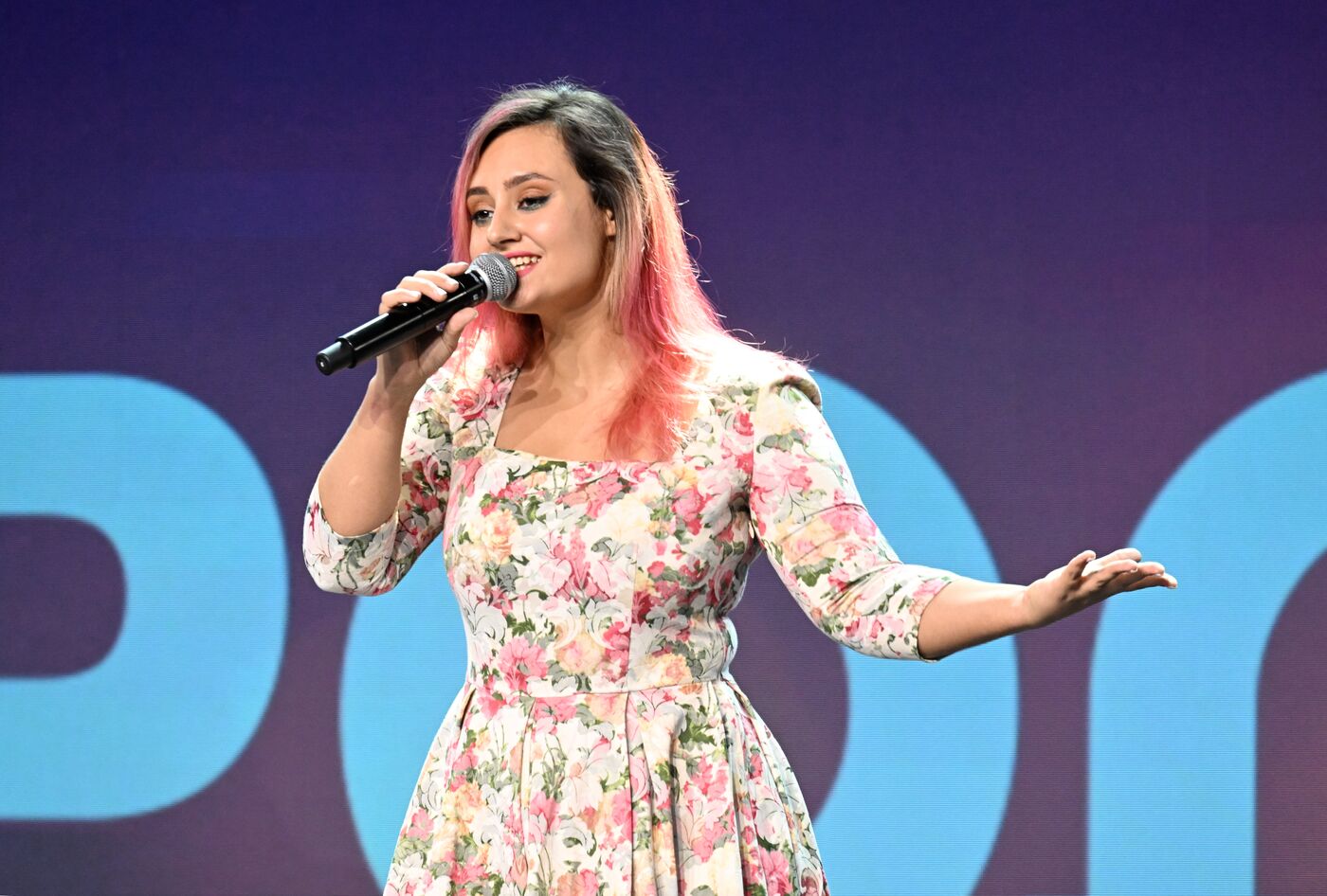  Выставка "Россия". Творческая встреча с Олегом Газмановым. Концерт "Родники"