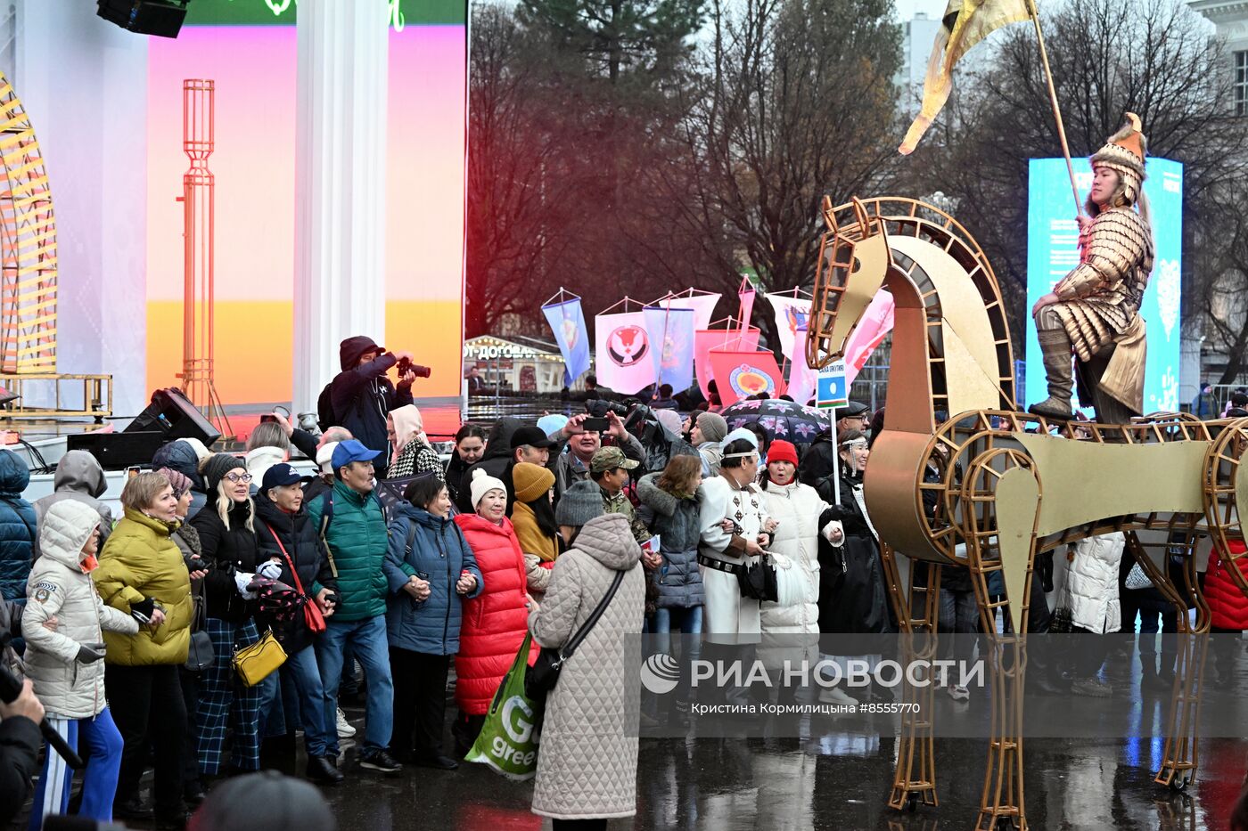 Выставка "Россия". Ансамбль песни и пляски "Красная звезда" и Юрий Кононов исполняют песню "Русский танк Алеша"