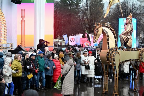 Выставка "Россия". Ансамбль песни и пляски "Красная звезда" и Юрий Кононов исполняют песню "Русский танк Алеша"