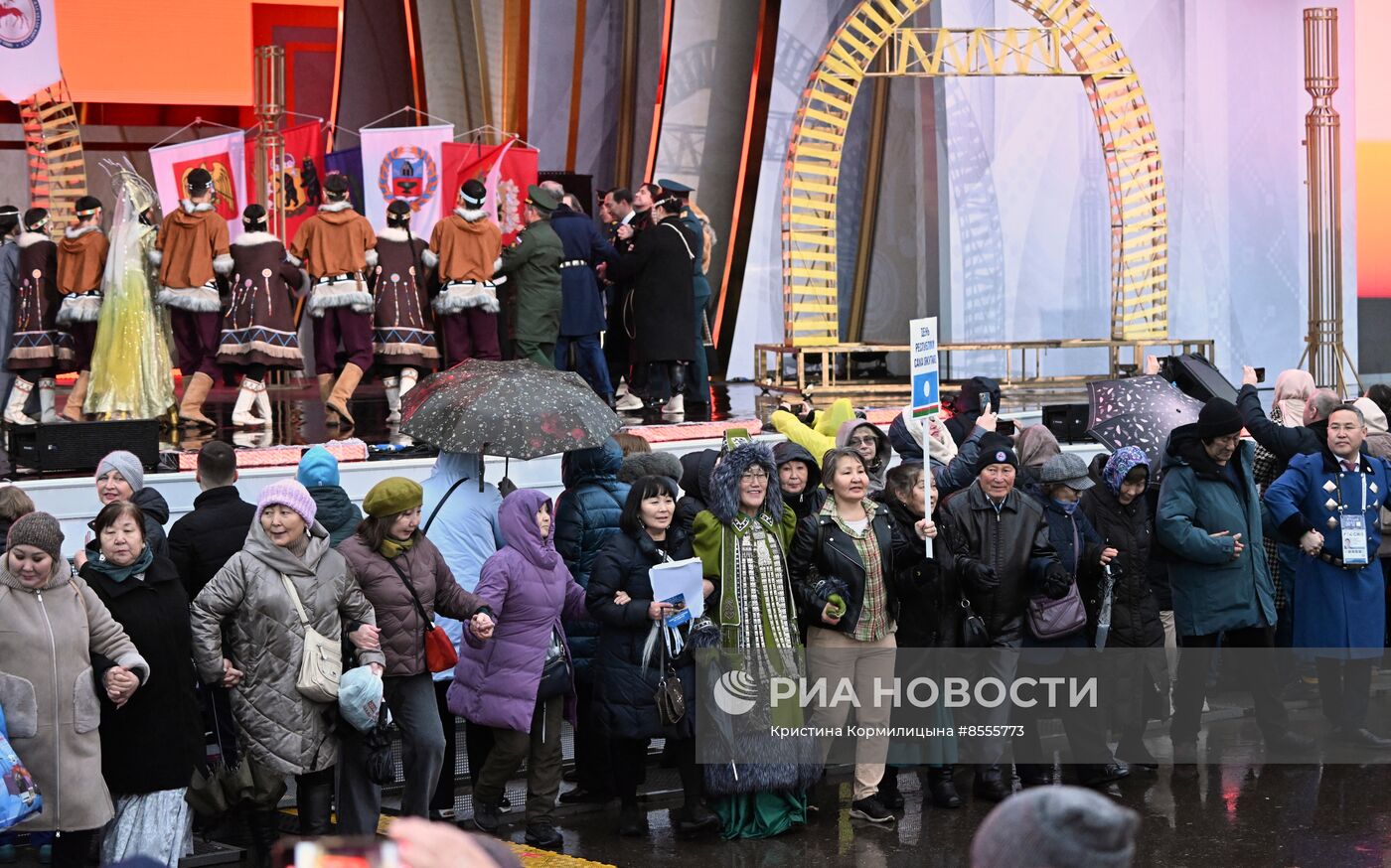 Выставка "Россия". Ансамбль песни и пляски "Красная звезда" и Юрий Кононов исполняют песню "Русский танк Алеша"