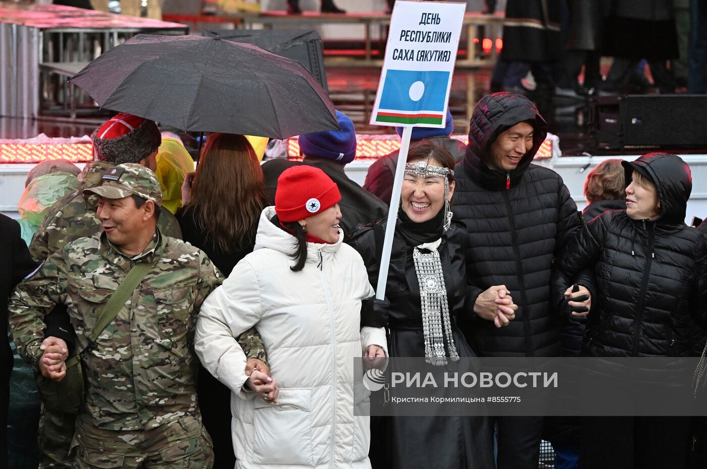 Выставка "Россия". Ансамбль песни и пляски "Красная звезда" и Юрий Кононов исполняют песню "Русский танк Алеша"