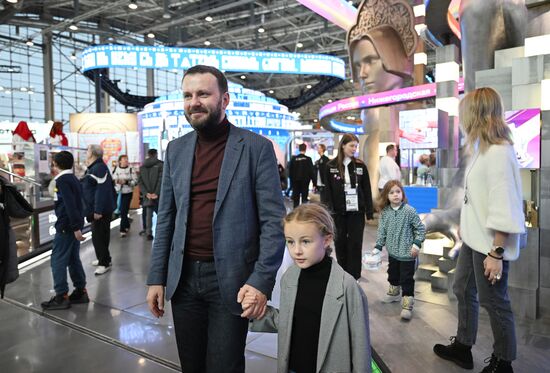 Работа выставки "Россия"