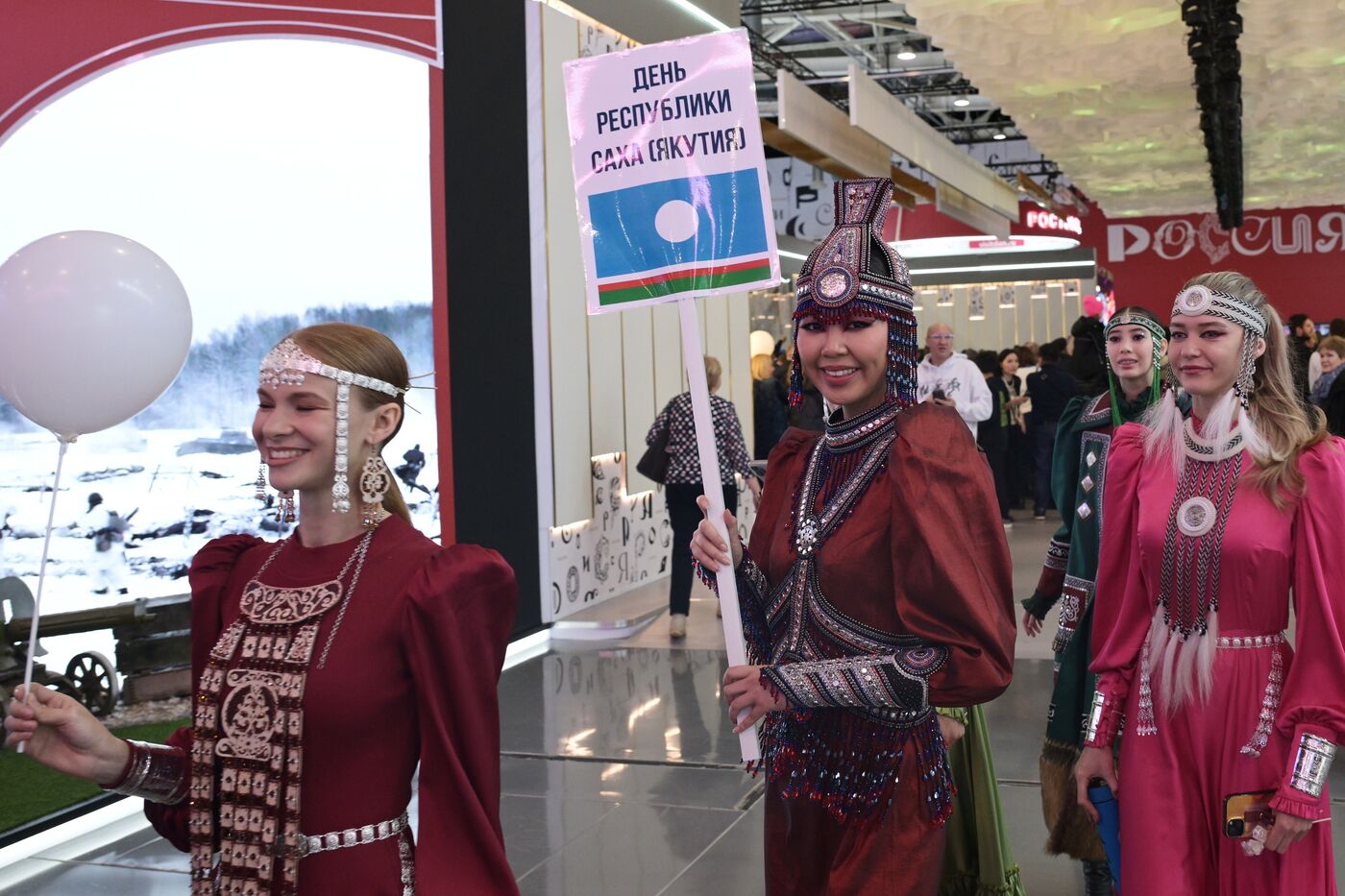 Работа выставки "Россия"