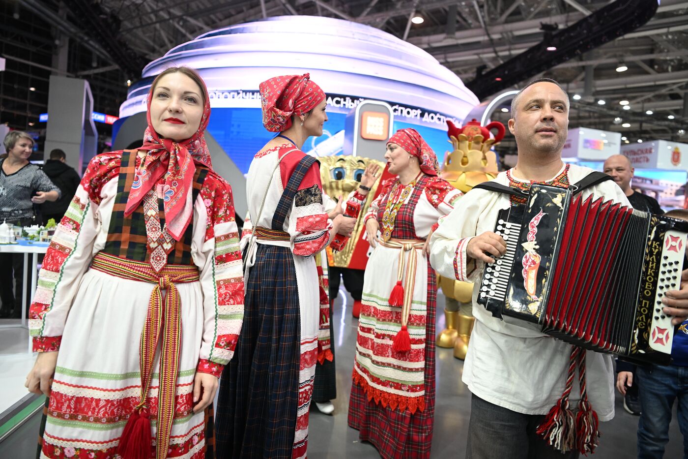 Работа выставки "Россия"