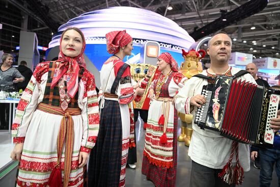 Работа выставки "Россия"