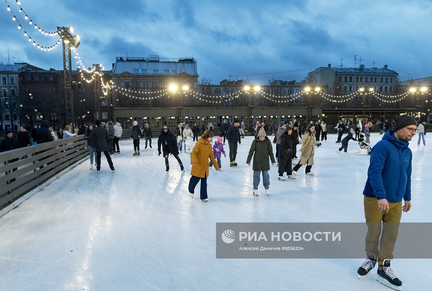 Каток открылся на острове Новая Голландия в Санкт-Петербурге