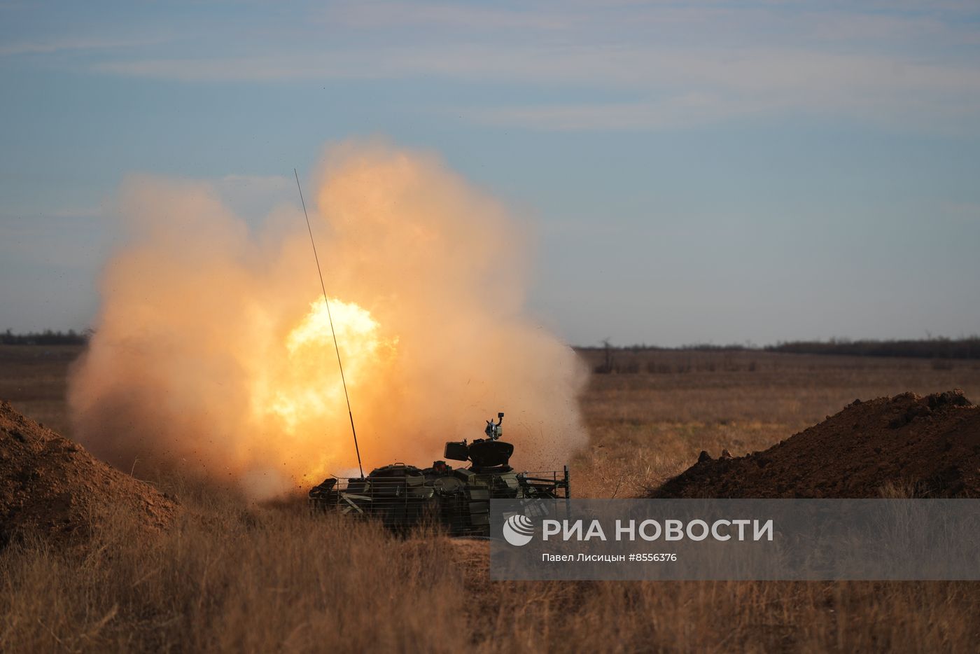 Боевая стрельба экипажей модернизированного танка Т-62 на полигоне в Запорожской области
