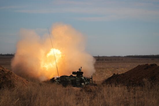 Боевая стрельба экипажей модернизированного танка Т-62 на полигоне в Запорожской области 