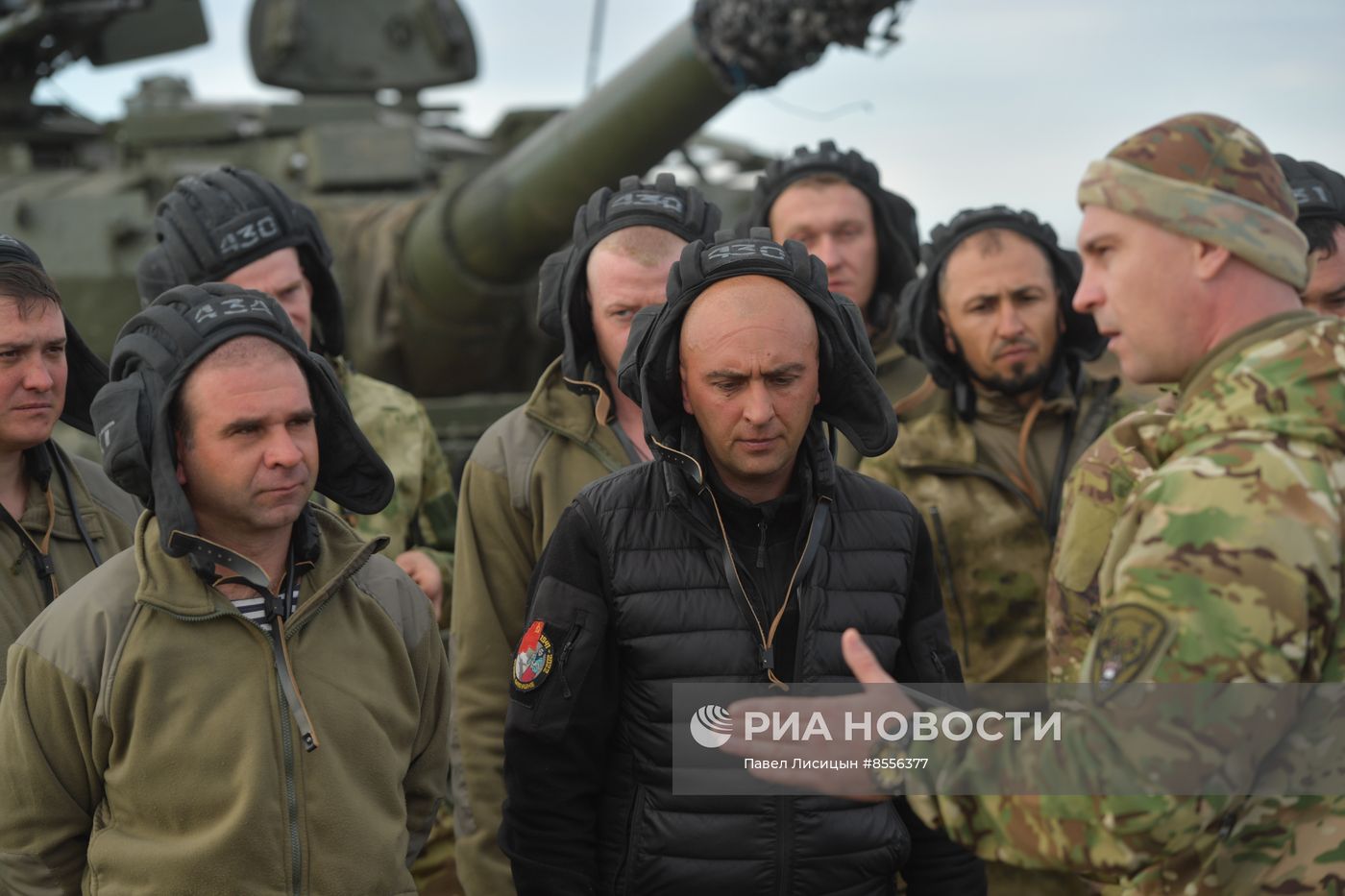 Боевая стрельба экипажей модернизированного танка Т-62 на полигоне в Запорожской области
