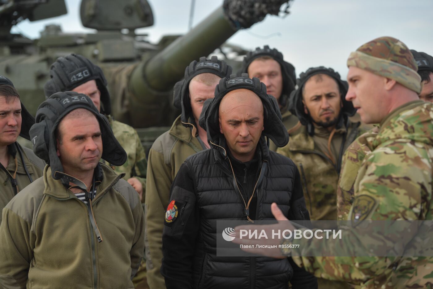 Боевая стрельба экипажей модернизированного танка Т-62 на полигоне в Запорожской области 