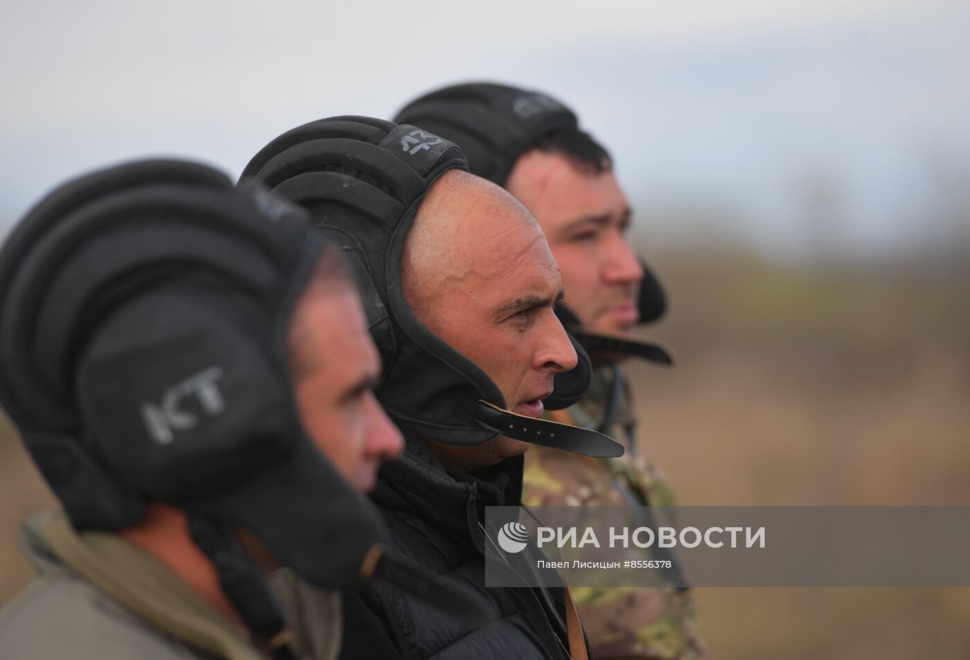 Боевая стрельба экипажей модернизированного танка Т-62 на полигоне в Запорожской области 