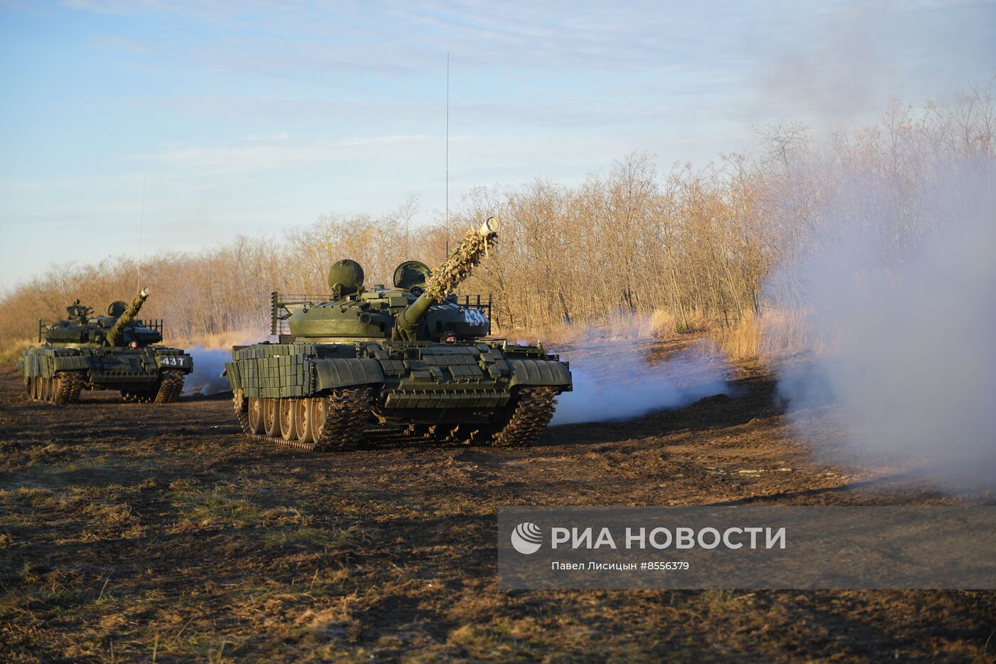 Боевая стрельба экипажей модернизированного танка Т-62 на полигоне в Запорожской области 