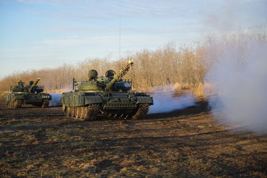 Боевая стрельба экипажей модернизированного танка Т-62 на полигоне в Запорожской области 