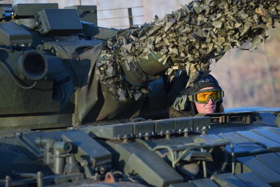 Боевая стрельба экипажей модернизированного танка Т-62 на полигоне в Запорожской области 