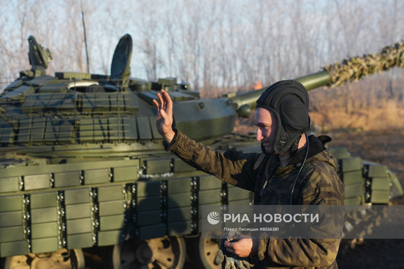 Боевая стрельба экипажей модернизированного танка Т-62 на полигоне в Запорожской области 