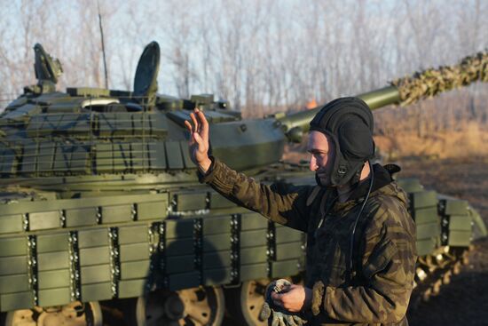 Боевая стрельба экипажей модернизированного танка Т-62 на полигоне в Запорожской области 