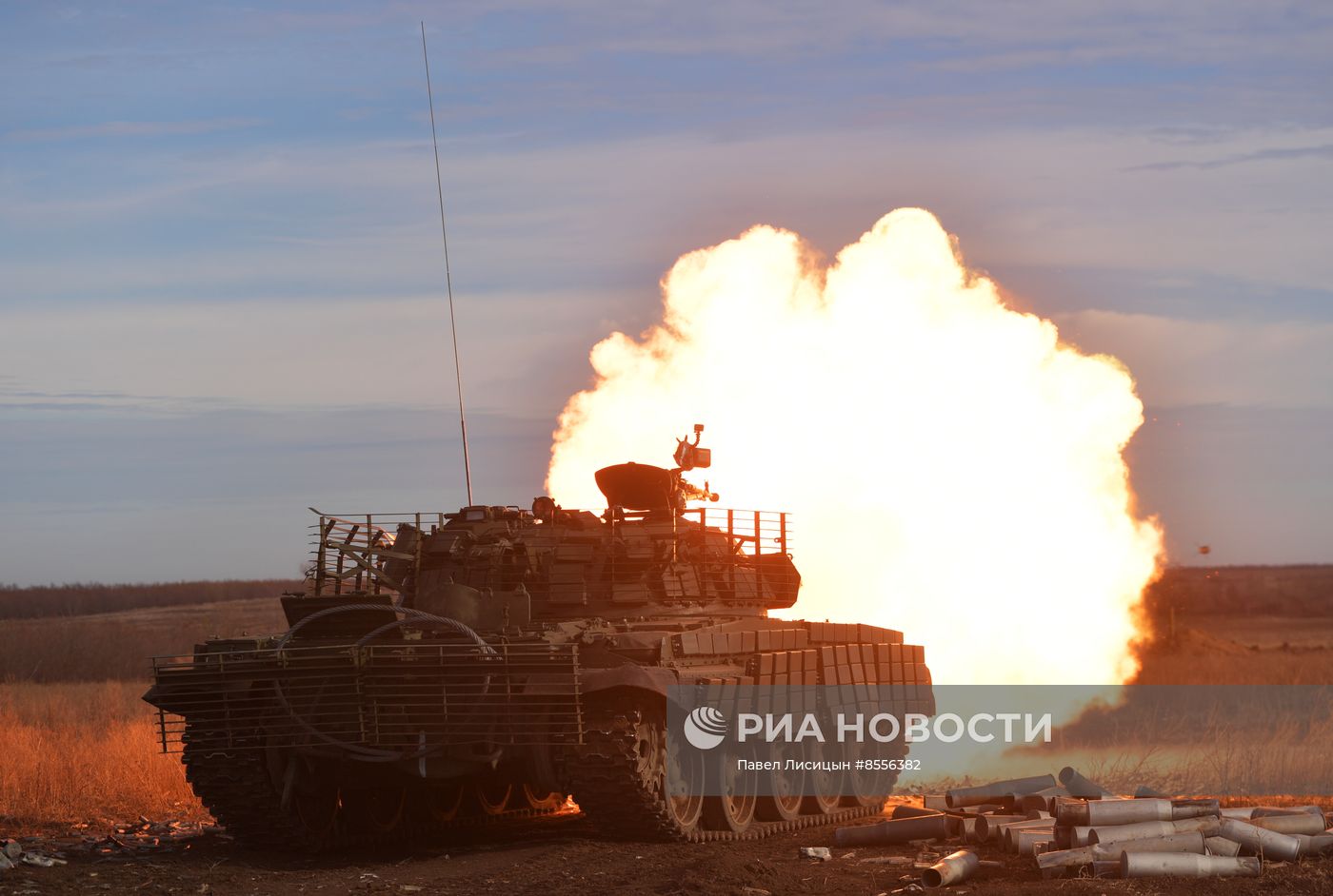 Боевая стрельба экипажей модернизированного танка Т-62 на полигоне в Запорожской области 