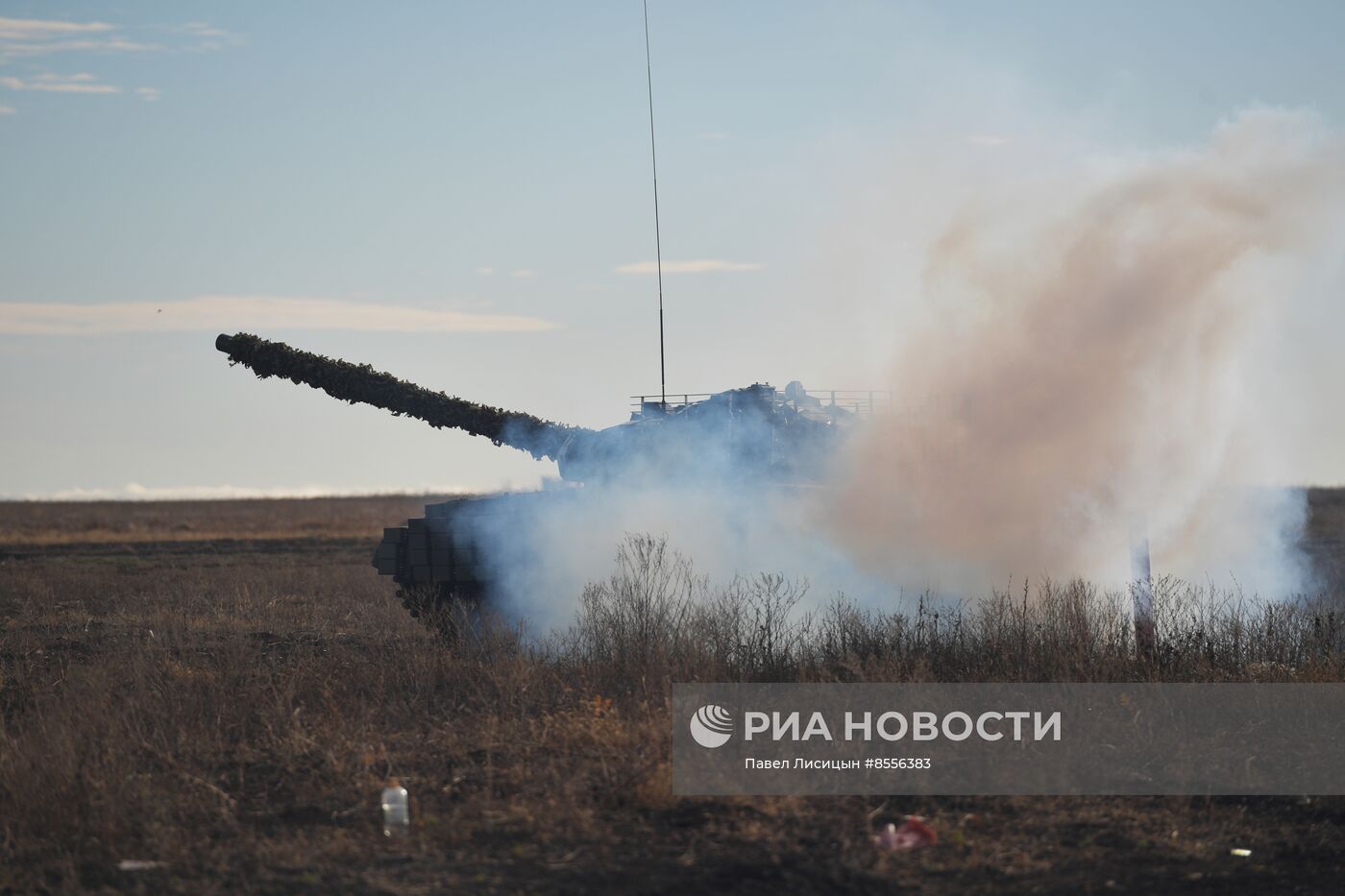 Боевая стрельба экипажей модернизированного танка Т-62 на полигоне в Запорожской области 