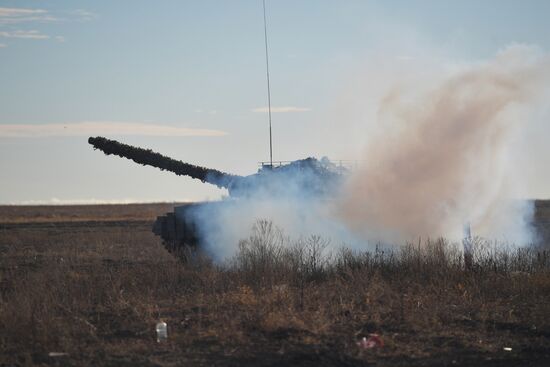 Боевая стрельба экипажей модернизированного танка Т-62 на полигоне в Запорожской области 